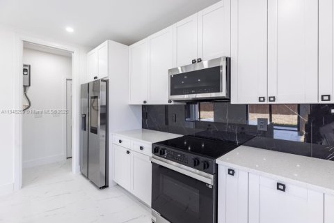 House in Cape Coral, Florida 4 bedrooms № 1961994 - photo 12