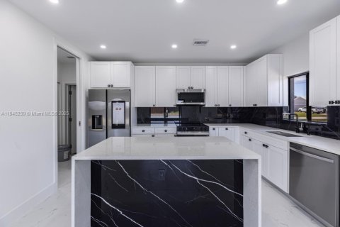 House in Cape Coral, Florida 4 bedrooms № 1961994 - photo 10