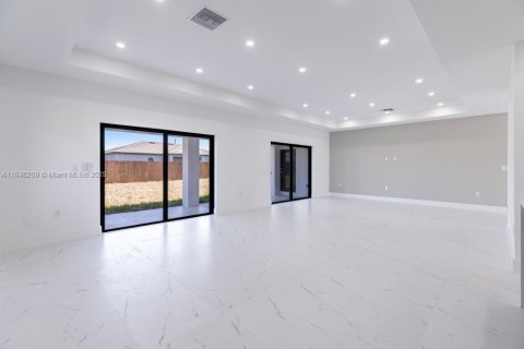 House in Cape Coral, Florida 4 bedrooms № 1961994 - photo 7