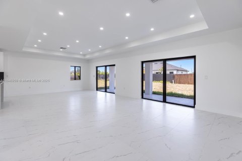 House in Cape Coral, Florida 4 bedrooms № 1961994 - photo 4