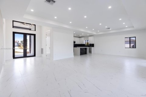 House in Cape Coral, Florida 4 bedrooms № 1961994 - photo 5