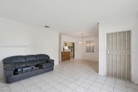 Casa en venta en Miami, Florida, 3 dormitorios, 136.85 m2 № 1955937 - foto 7