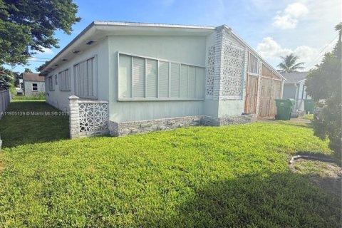 Купить виллу или дом в Майами, Флорида 3 спальни, 136.85м2, № 1955937 - фото 1