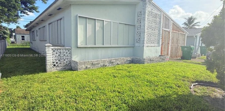 Дом в Майами, Флорида 3 спальни, 136.85м2 № 1955937