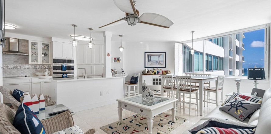 Кондоминиум с 2 спальнями в Майами-Бич, Флорида № 2031416