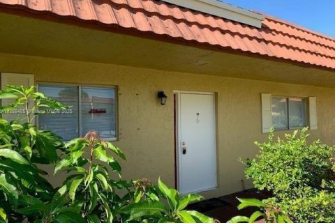 House in Coral Springs, Florida 2 bedrooms, 92.9 sq.m. № 1938589 - photo 1