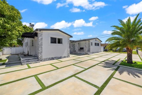 Villa ou maison à vendre à Miami, Floride: 4 chambres, 206.06 m2 № 2004067 - photo 3