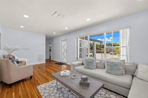 Villa ou maison à vendre à Miami, Floride: 4 chambres, 206.06 m2 № 2004067 - photo 13