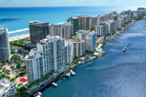 Condo in Miami Beach, Florida, 3 bedrooms  № 1956106 - photo 1