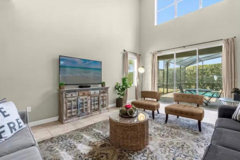 House in Kissimmee, Florida 5 bedrooms, 286.23 sq.m. № 2201490 - photo 4