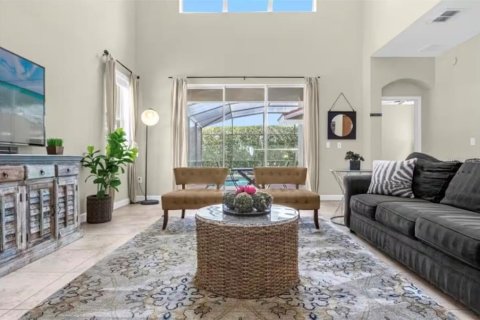 House in Kissimmee, Florida 5 bedrooms, 286.23 sq.m. № 2201490 - photo 5