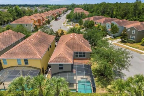 House in Kissimmee, Florida 5 bedrooms, 286.23 sq.m. № 2201490 - photo 2