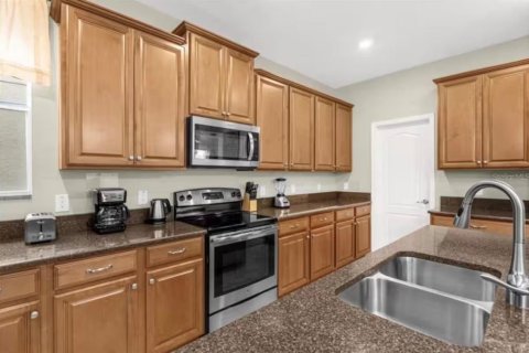 House in Kissimmee, Florida 5 bedrooms, 286.23 sq.m. № 2201490 - photo 9