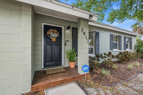 House in Tampa, Florida 3 bedrooms, 107.58 sq.m. № 2279743