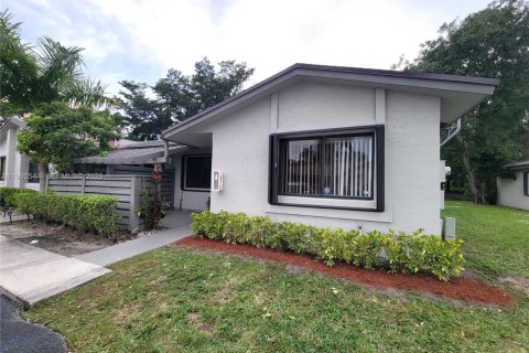 Casa en alquiler en Weston, Florida, 3 dormitorios, 117.8 m2 № 2057921 - foto 2