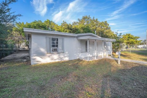 Casa en venta en North Miami, Florida, 3 dormitorios, 105.91 m2 № 2035840 - foto 2