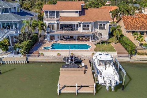 House in Gulfport, Florida 5 bedrooms, 361.48 sq.m. № 2202731