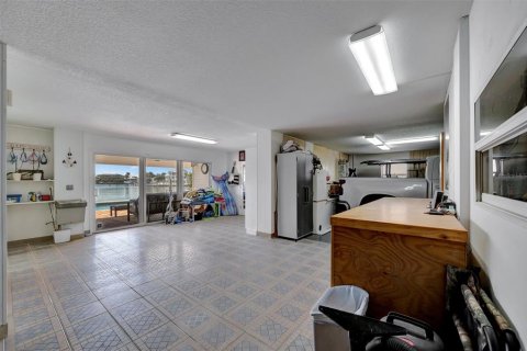House in Gulfport, Florida 5 bedrooms, 361.48 sq.m. № 2202731 - photo 13