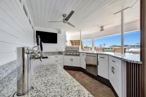 House in Gulfport, Florida 5 bedrooms, 361.48 sq.m. № 2202731 - photo 20