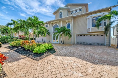 House in Gulfport, Florida 5 bedrooms, 361.48 sq.m. № 2202731 - photo 2
