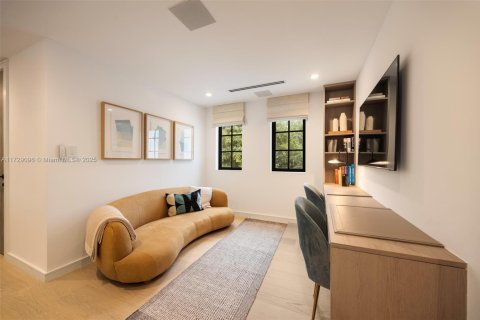 House in Coral Gables, Florida 6 bedrooms, 406.63 sq.m. № 1936025 - photo 23