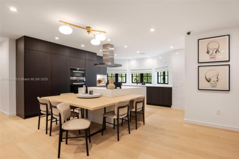 House in Coral Gables, Florida 6 bedrooms, 406.63 sq.m. № 1936025 - photo 17