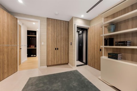House in Coral Gables, Florida 6 bedrooms, 406.63 sq.m. № 1936025 - photo 25