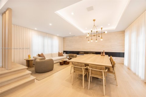 House in Coral Gables, Florida 6 bedrooms, 406.63 sq.m. № 1936025 - photo 12