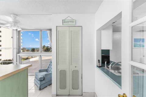 Condominio en venta en Miami Beach, Florida, 1 dormitorio, 110.55 m2 № 2090865 - foto 27