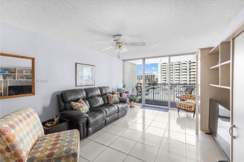 Condominio en venta en Miami Beach, Florida, 1 dormitorio, 110.55 m2 № 2090865 - foto 14