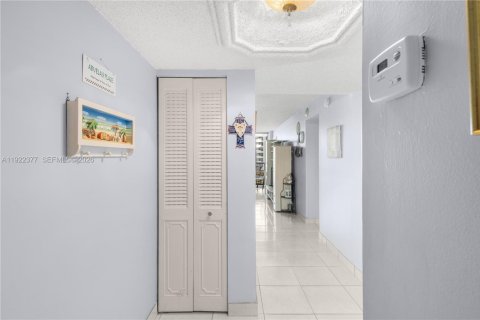 Condominio en venta en Miami Beach, Florida, 1 dormitorio, 110.55 m2 № 2090865 - foto 12