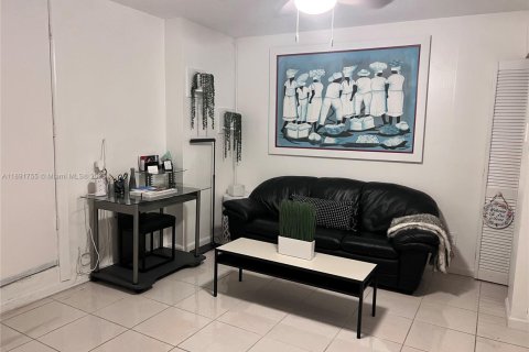 Propiedad comercial en alquiler en Hialeah, Florida, 1 dormitorio № 1943732 - foto 3