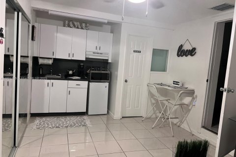 Propiedad comercial en alquiler en Hialeah, Florida, 1 dormitorio № 1943732 - foto 4