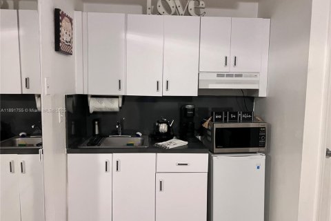 Propiedad comercial en alquiler en Hialeah, Florida, 1 dormitorio № 1943732 - foto 5