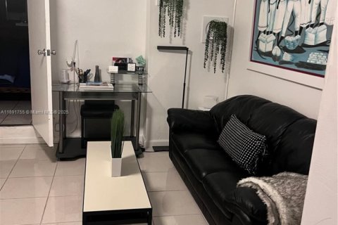 Propiedad comercial en alquiler en Hialeah, Florida, 1 dormitorio № 1943732 - foto 1