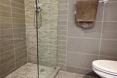 Condo in Miami Beach, Florida, 2 bedrooms  № 2032641 - photo 24