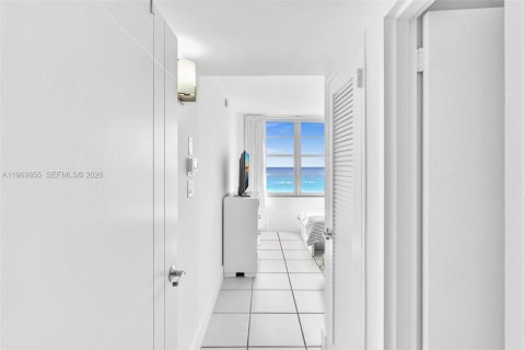 Condo in Miami Beach, Florida, 2 bedrooms  № 2032641 - photo 21