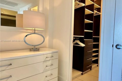 Condo in Miami Beach, Florida, 2 bedrooms  № 2032641 - photo 13