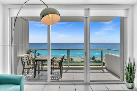 Condo in Miami Beach, Florida, 2 bedrooms  № 2032641 - photo 2