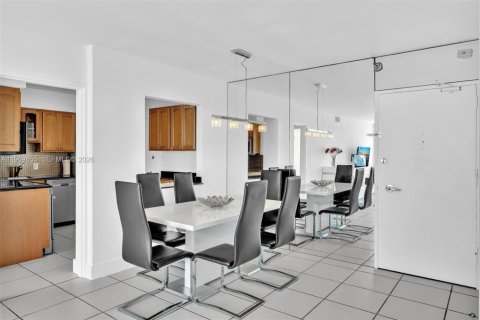Condo in Miami Beach, Florida, 2 bedrooms  № 2032641 - photo 16