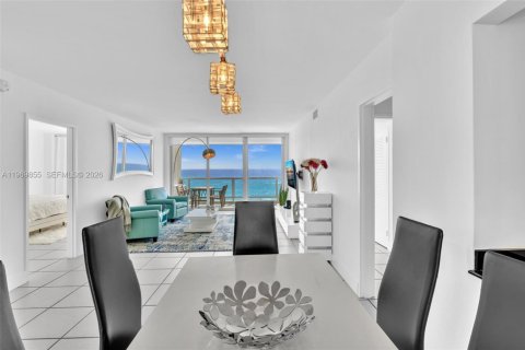 Condo in Miami Beach, Florida, 2 bedrooms  № 2032641 - photo 6
