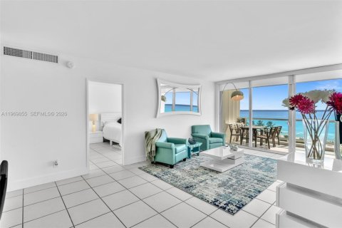 Condo in Miami Beach, Florida, 2 bedrooms  № 2032641 - photo 7
