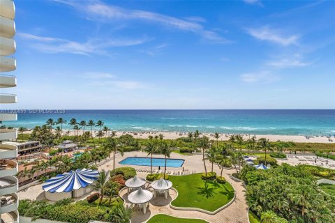 Condo in Miami Beach, Florida, 2 bedrooms  № 2032641 - photo 27