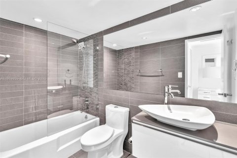 Condo in Miami Beach, Florida, 2 bedrooms  № 2032641 - photo 15