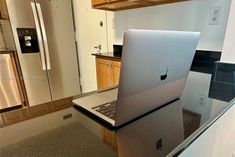 Condo in Miami Beach, Florida, 2 bedrooms  № 2032641 - photo 18