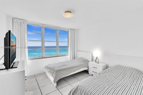 Condo in Miami Beach, Florida, 2 bedrooms  № 2032641 - photo 22
