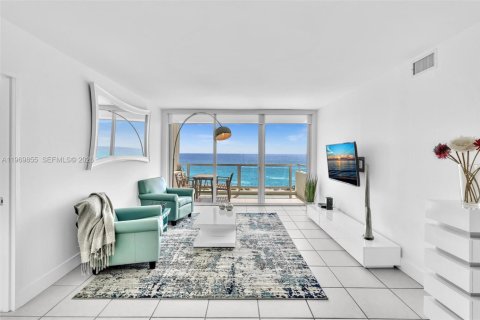 Condo in Miami Beach, Florida, 2 bedrooms  № 2032641 - photo 3