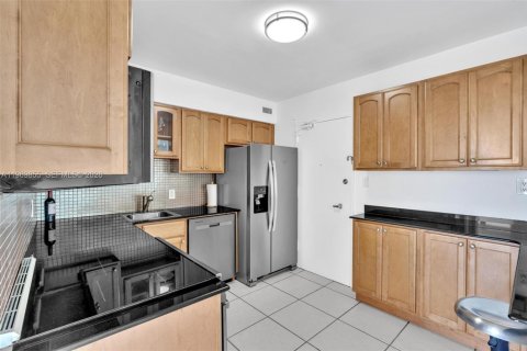 Condo in Miami Beach, Florida, 2 bedrooms  № 2032641 - photo 17