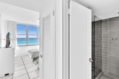 Condo in Miami Beach, Florida, 2 bedrooms  № 2032641 - photo 23