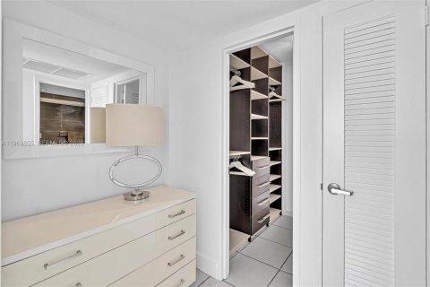 Condo in Miami Beach, Florida, 2 bedrooms  № 2032641 - photo 12